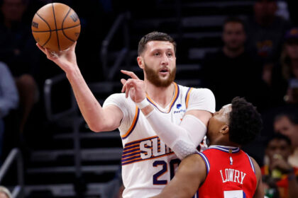 Suns grind through typical turnover problems to defeat 76ers