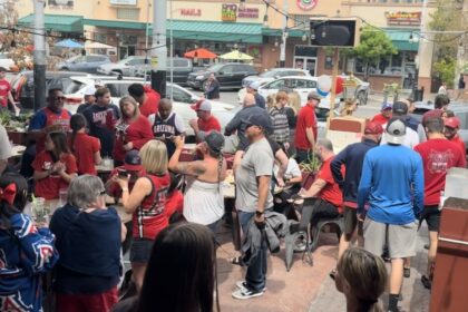 Fans gather to watch UA Men’s Basketball Team advance to Sweet 16