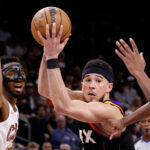 Booker, Durant carry Suns through good and bad vs. Cavs